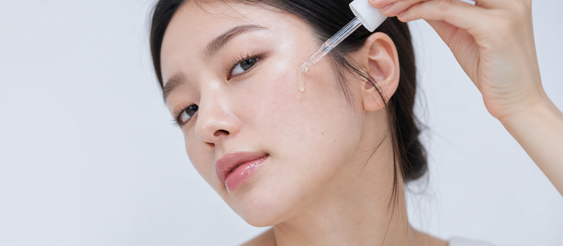 Woman applying FAIRICHE serum